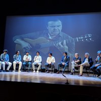 El director de la Bienal rodeado de los guitarristas del ciclo