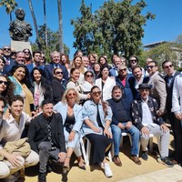 El alcalde de Sevilla, José Luis Sanz y el director de la Bienal, Luis Ybarra, con artistas integrantes de la programación