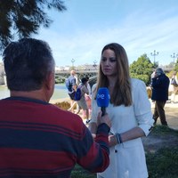 Minerva Salas, delegada de Cultura del ayuntamiento atendiendo a los medios de comunicación