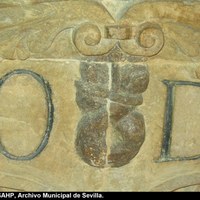 “Nomadejado” esculpido sobre piedra caliza. Casa Consistorial, Sala Capitular Baja (friso lado sur). Cartela izquierda. Primer tercio del siglo XVI. © ICAS-SAHP, Archivo Municipal de Sevilla.