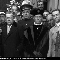 El “nomadejado” en las vestiduras ornamentales de un macero del Ayuntamiento, en un acto en el Cementerio de San Fernando. (ICAS-SAHP, Fototeca, fondo Sánchez del Pando).