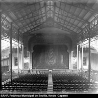 El teatro de verano Eslava en los jardines del mismo nombre fue construido en 1887 por Antonio Capó sobre el anterior del mismo nombre y clausurado en 1916. Aquí lo vemos con la cubierta recién instalada en 1900. Sobre su solar se construiría el actual hotel Alfonso XIII.  ©ICAS-SAHP,  Fototeca Municipal de Sevilla, fondo  Caparró 