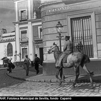Embocadura de la calle San Fernando hacia la Puerta de Jerez. En el centro el antiguo palacio de los Vicentelo de Leca, entonces Intendencia Militar y al otro lado de la calle San Gregorio, la capilla de Santa María de Jesús. 1894 ©ICAS-SAHP,  Fototeca Municipal de Sevilla, fondo  Caparró 