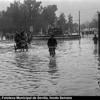 Inundación de la Puerta de Jerez y Avenida de la Constitución por la rotura del muro de contención de las obras de defensa del río Guadaíra. Enero de 1948. ©ICAS-SAHP, Fototeca Municipal de Sevilla, fondo Serrano