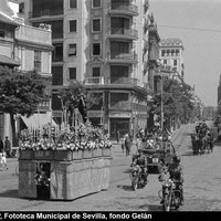 La escultura de San Cristobal, obra de Martínez Montañés de la Iglesia del Salvador es portada en un jeep militar hacia el Parque de Mª Luisa con motivo de la celebración del patrón de los automovilistas. 7 de julio de 1958  ©ICAS-SAHP, Fototeca Municipal de Sevilla, fondo Gelán
