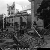 Colocación de nuevo alumbrado público en la Puerta de Jerez. 1961-1963 ©ICAS-SAHP,  Fototeca Municipal de Sevilla, fondo Serrano