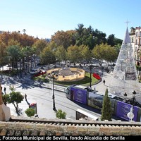 Preparativos para la Navidad en Puerta de Jerez. La fuente de Híspalis en obras de rehabilitación y recuperación de las figuras de los niños “meones” desaparecidos en 1939.  Diciembre de 2014 ©ICAS-SAHP, Fototeca Municipal de Sevilla, fondo Alcaldía de Sevilla 