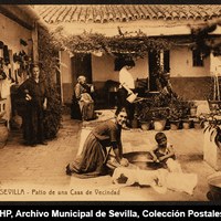 Patio de una casa de vecindad © ICAS-SAHP, Archivo Municipal de Sevilla, Colección Postales, 295