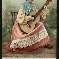 Joven andaluza tocando la guitarra © ICAS-SAHP, Archivo Municipal de Sevilla, Colección Postales, 355