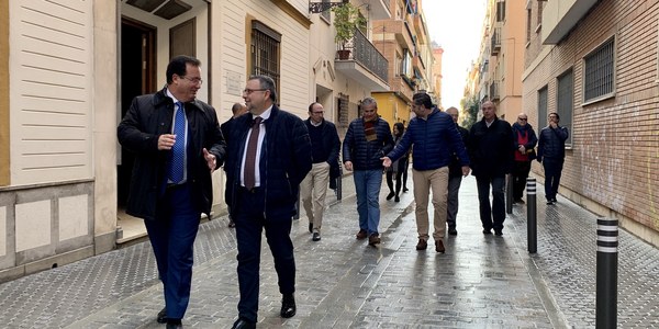 El Ayuntamiento culmina la reurbanización de la calle San Vicente que queda con plataforma única y accesibilidad universal tras una inversión de 780.000 euros