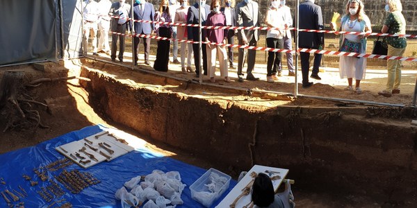 El Ayuntamiento acepta una subvención inicial de 160.000 euros por parte Gobierno central para financiar la exhumación de los represaliados y represaliadas de la fosa común de Pico Reja y envía ya al laboratorio las primeras 160 muestras óseas para su identificación genética