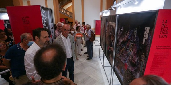 El Ayuntamiento de Sevilla organiza el VIII Homenaje a las Víctimas del Franquismo, que este año se celebra bajo el título ‘Pico Reja, masacre al desnudo’ con el objetivo de dar a conocer algunas conclusiones de la exhumación que se encuentra ya en su fase final