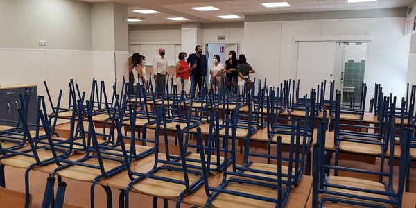 El Ayuntamiento ejecutará obras de mejora en cubiertas del gimnasio, zona de portería, aseos y creación de zonas de sombra en el CEIP Fernando Villalón del distrito Norte