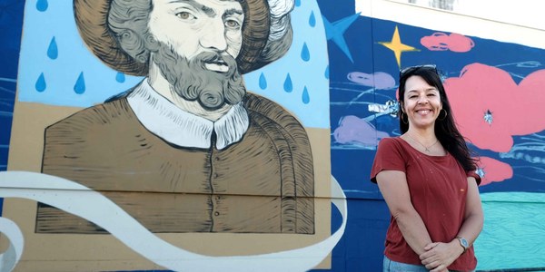Ana Langeheldt culmina el mural que ha realizado en la barriada Elcano en colaboración con la asociación vecinal en homenaje a las figuras de Magallanes y Elcano