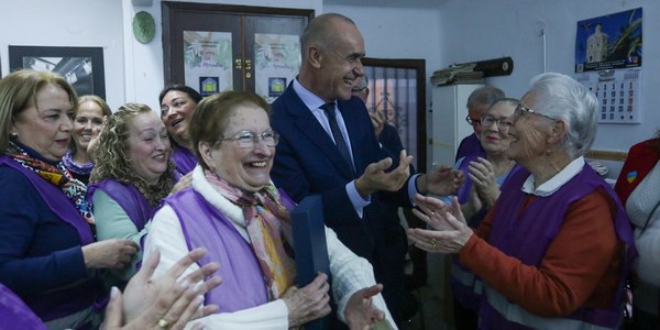 El alcalde destaca la contribución de la Asociación de Mujeres Las Moradas a la igualdad entre la población más vulnerable del Distrito Cerro-Amate en el 40º aniversario de su fundación