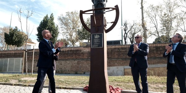 El alcalde destaca la importancia de que la conmemoración del quinto centenario de la primera vuelta al mundo refuerce “su vocación de permanencia en la ciudad” durante la inauguración del monumento a Elcano en el Puerto de Sevilla