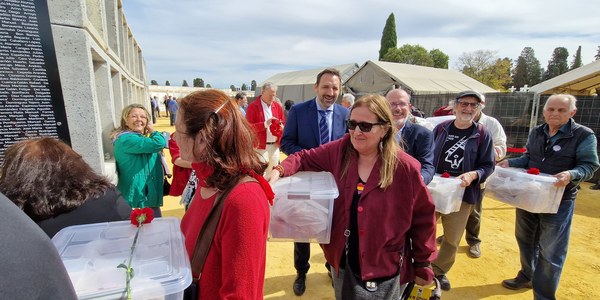 El Ayuntamiento de Sevilla inaugura el osario-memorial de Pico Reja y deposita los restos de 1.786 víctimas de la represión de la guerra civil y el franquismo a la espera del cotejo de las pruebas de ADN para su identificación y entrega a los familiares