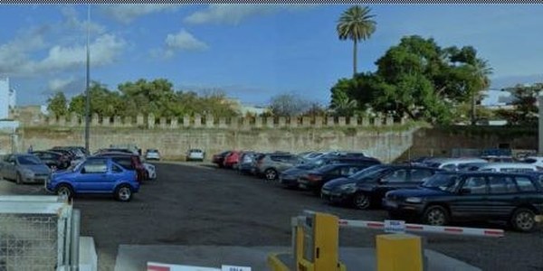 El Ayuntamiento de Sevilla obtiene de la Junta de Andalucía la garantía de que el aparcamiento del Valle permanecerá en uso hasta que comiencen las obras de edificación del nuevo colegio