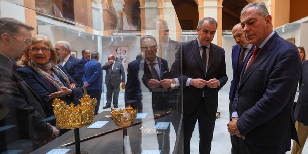 El alcalde de Sevilla inaugura la muestra antológica de la hermandad de la Hiniesta por el Año Jubilar de la imagen Gloriosa