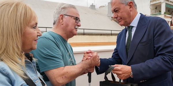 El alcalde de Sevilla, José Luis Sanz, entrega tres viviendas protegidas promovidas por Emvisesa en la calle Sol