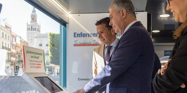 El alcalde de Sevilla pone en valor la labor esencial de la enfermería en su visita al tráiler de la Ruta Enfermera