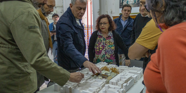 El alcalde se reúne con la Asociación Casa del Pumarejo para explicarles la rehabilitación de la casa palacio