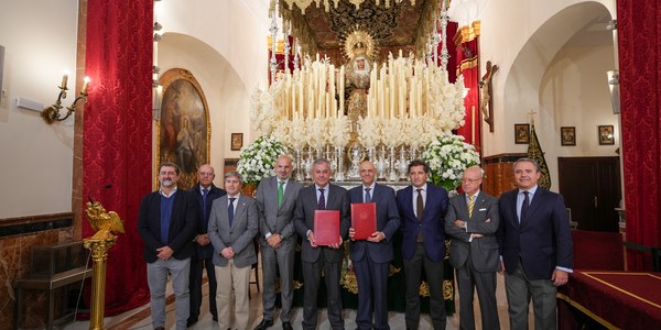 José Luis Sanz firma un convenio con la Esperanza de Triana por el que se concede el uso de la Casa Tapón a la hermandad por 75 años