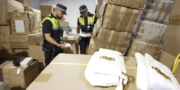 La Policía Local de Sevilla interviene en dos naves más de 100 000 artículos falsificados con un valor de mercado superior a los 14 millones de euros