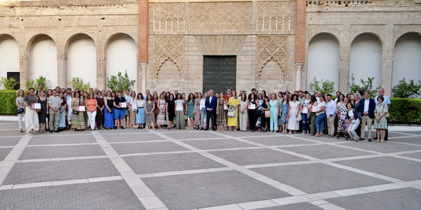 El alcalde clausura el programa ‘Escuelas de Familia’ del Ayuntamiento que ayuda a los padres y madres de los escolares sevillanos a reforzar su educación en la etapa de desarrollo