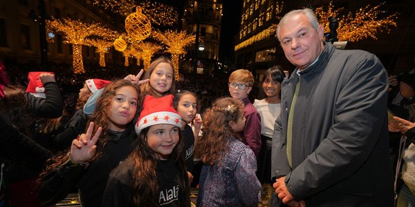 El alcalde de Sevilla da el pistoletazo de salida a la Navidad con el encendido del alumbrado junto a los niños de la Fundación Alalá y Pastora Soler