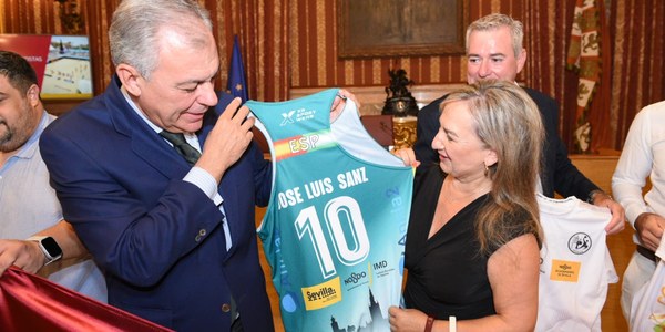 El alcalde de Sevilla, José Luis Sanz, recibe al Club Balonmano Playa Sevilla, referente nacional de este deporte