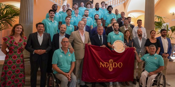 El alcalde de Sevilla, José Luis Sanz, recibe al Real Betis Baloncesto tras su ascenso a la Liga Endesa