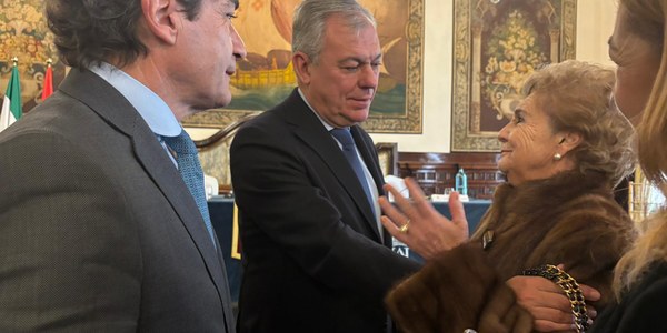 El alcalde destaca “el papel esencial” de las farmacias en todos los barrios de Sevilla en el acto central de las fiestas patronales del Colegio de Farmacéuticos