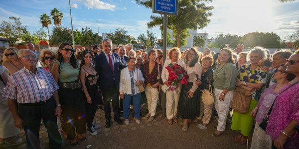 El alcalde inaugura la rotulación de la Plaza “María Reyes Jiménez” y reconoce el papel fundamental en el distrito Cerro-Amate de la Asociación de Mujeres ‘Ocio y Salud’
