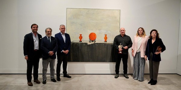 El alcalde Sanz entrega a Miguel Gómez Losada el I Premio Internacional de Pintura Ciudad de Sevilla