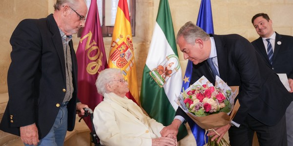 El alcalde Sanz homenajea a cuatro sevillanas mayores de 100 años dentro del programa 'Sevillanos centenarios'