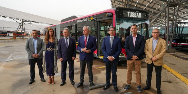 El alcalde Sanz presenta la incorporación de 17 nuevos autobuses articulados híbridos a la flota de Tussam y anuncia el recorrido y la puesta en marcha de la nueva línea Sevilla Este-Hospital Macarena el próximo 17 de noviembre
