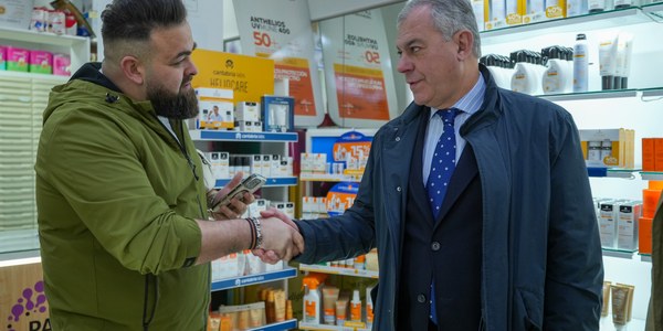 El alcalde Sanz visita comercios de Pagés del Corro donde se ejecutará una obra “histórica”