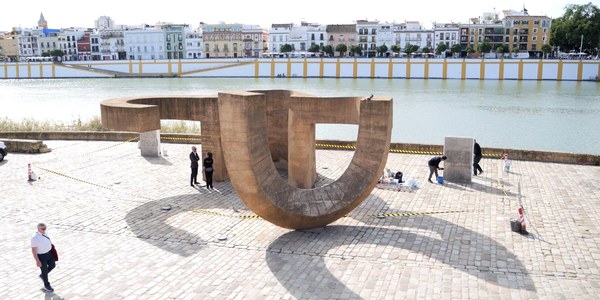 El Ayuntamiento de Sevilla culmina la restauración del Monumento a la Tolerancia de Eduardo Chillida