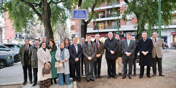 El Ayuntamiento de Sevilla dedica una plaza al Santo Crucifijo de San Agustín junto a la parroquia de San Roque