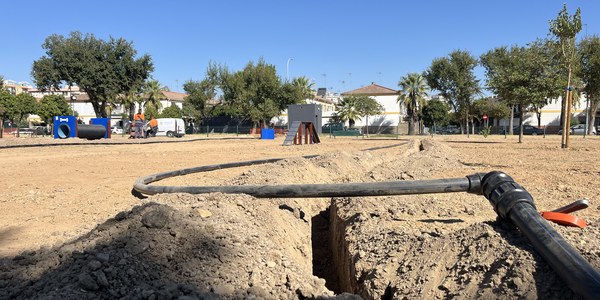 El Ayuntamiento inicia la segunda fase de la mejora de la red de riego en Sevilla Este con una inversión de más de 323.000 euros que mejorará el mantenimiento y creará nuevas zonas verdes