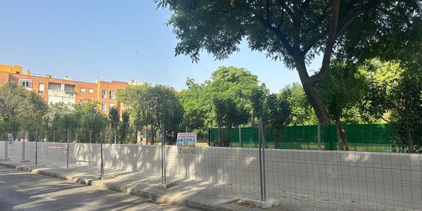 El Ayuntamiento invierte 240 000 euros en el CEIP Pablo Picasso, renovando el cerramiento y sus pistas deportivas