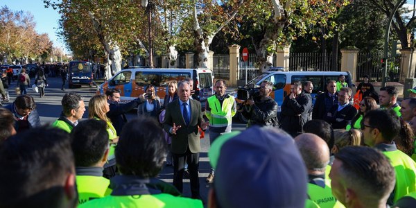 El Ayuntamiento refuerza la limpieza de la ciudad en Navidad con más de 750 contrataciones y duplica el servicio en líneas de Tussam