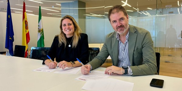 El Ayuntamiento refuerza su compromiso con el sector turístico con la firma de un convenio con AEVISE