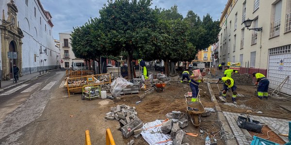 El Gobierno de Sanz finaliza esta semana la transformación de la Pila del Pato que recupera el adoquín de Gerena en parte de la plaza y suma un asfaltado de primera calidad en su entorno