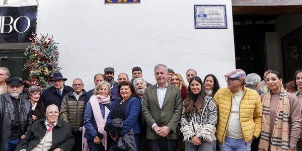 José Luis Sanz inaugura en Triana el azulejo con el nomenclátor ‘Antigua Cava de los Gitanos'