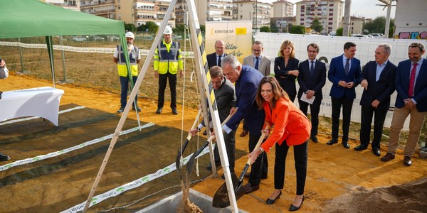 El alcalde Sanz coloca la primera piedra del Residencial Algodonera, promoción de viviendas de Emvisesa