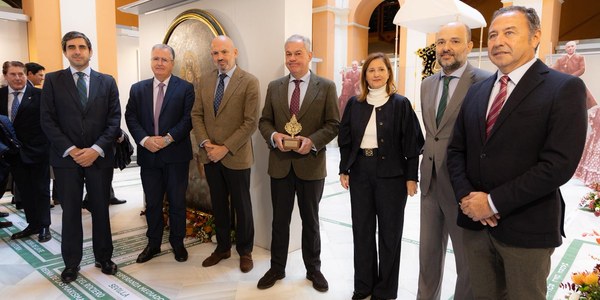 Sanz inaugura en el Ayuntamiento la exposición 'Rocío de Sevilla. 75 Estrellas', un homenaje a los 75 años de historia de la Hermandad del Rocío de Sevilla