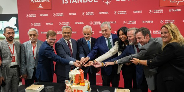 Sevilla celebra la llegada del primer vuelo directo de Turkish Airlines procedente de Estambul