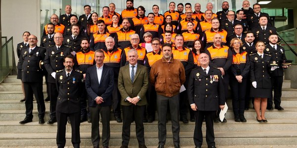 El alcalde homenajea a los voluntarios de Protección Civil en la primera entrega de medallas que el Ayuntamiento hace a este cuerpo